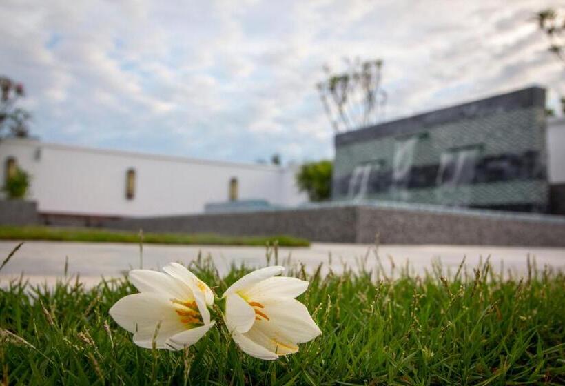 חדר דלוקס עם מרפסת, Secret Garden Warni Villa