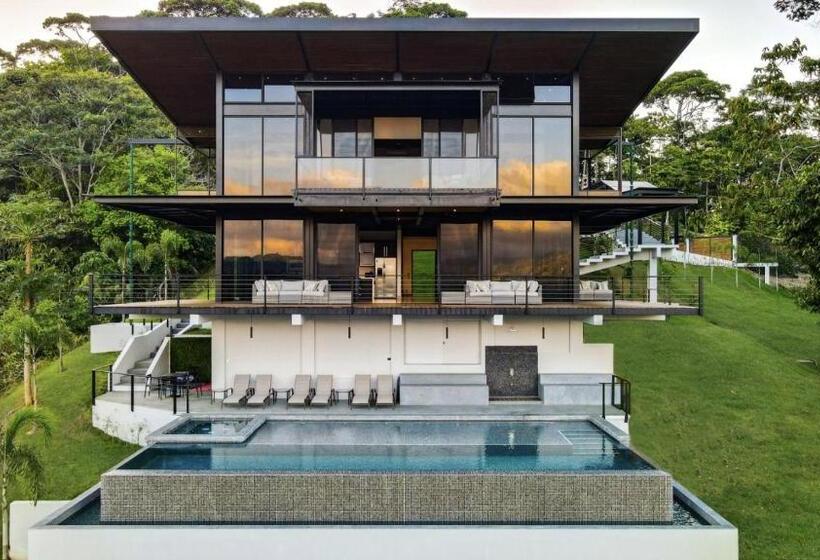 Люкс Кровать Кинг, Odyssey Boutique