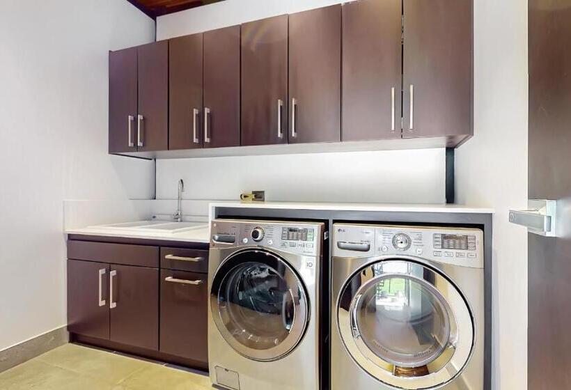 Люкс Кровать Кинг, Odyssey Boutique