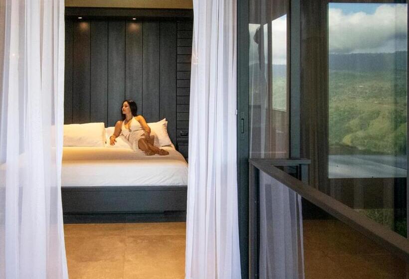 Люкс Кровать Кинг, Odyssey Boutique