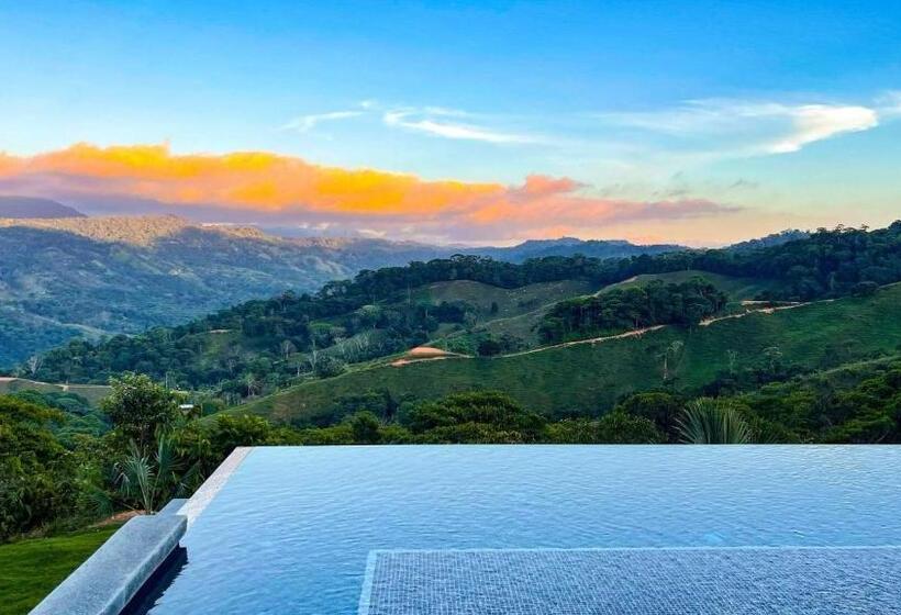 Люкс Кровать Кинг, Odyssey Boutique