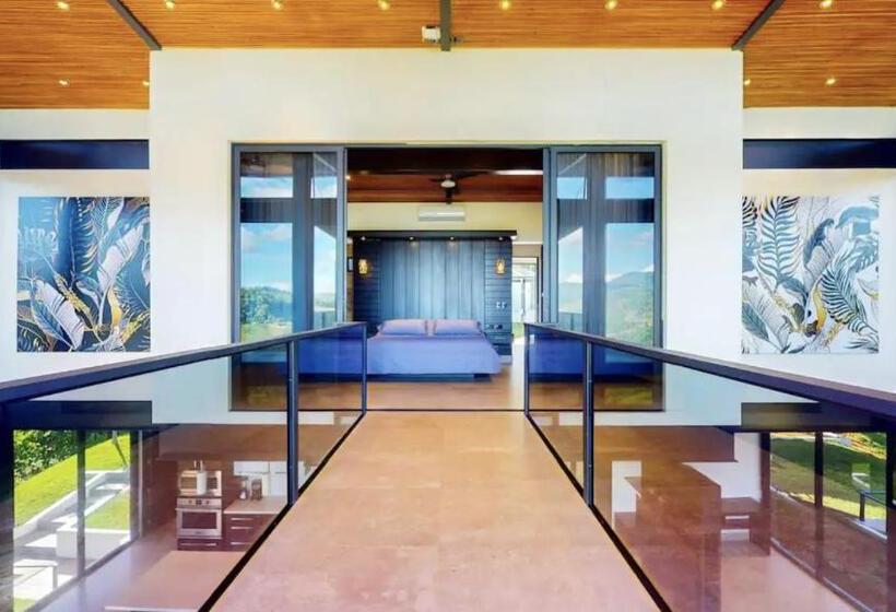 Люкс Кровать Кинг, Odyssey Boutique