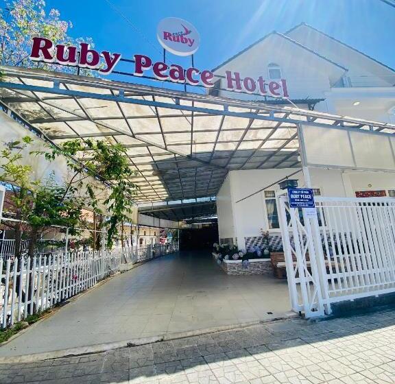 Aile Bungalovu, Ruby Peace