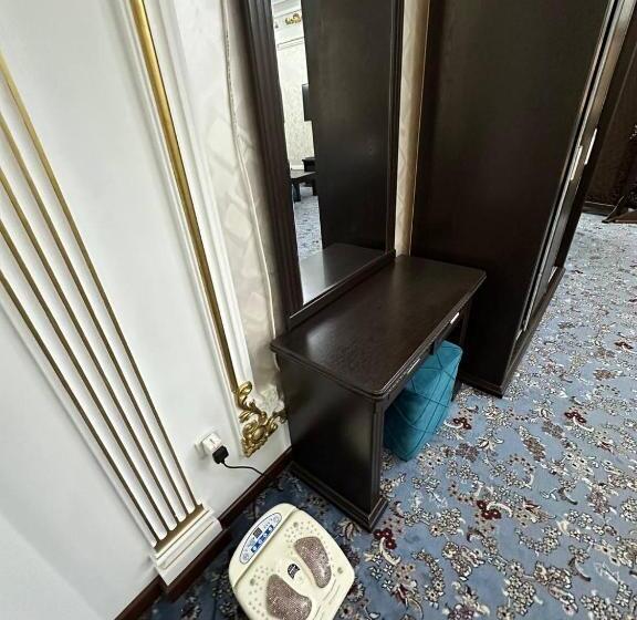 חדר קומפורט לשלושה, Naqshband Hotel Vs Craft And Carpet Master Class Cooking