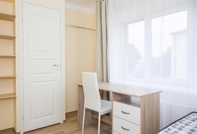 اتاق استاندارد یک نفره, Private Room In A Shared Apartment