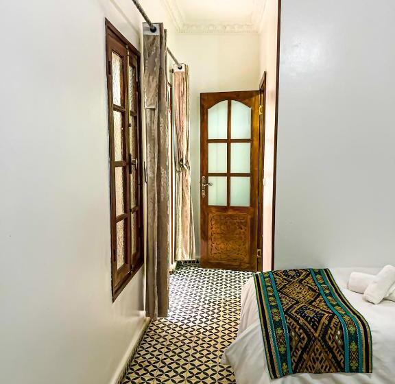 اتاق استاندارد سه نفره, Riad El Wazzania