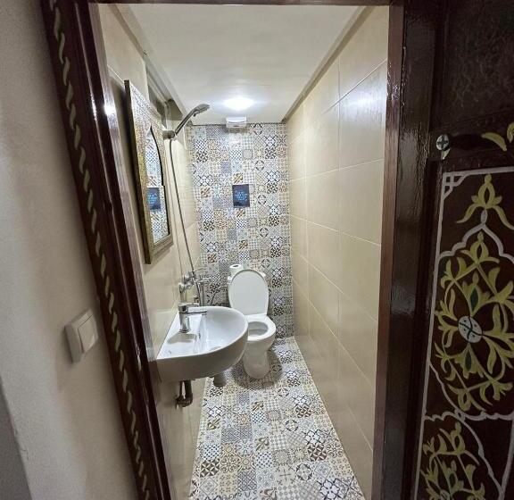 اتاق اکونومی, Riad El Wazzania