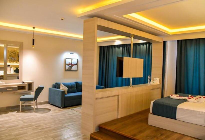 سوییت با چشم‌انداز دریا, Sirena Beach Resort & Spa