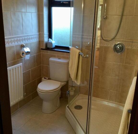 חדר משפחתי, Corthna Lodge