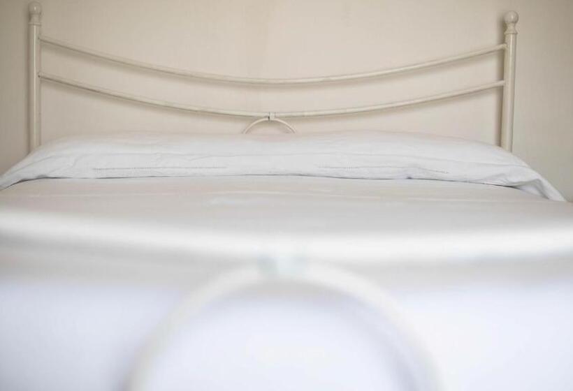 غرفة قياسية ثلاثية, B&b Liola