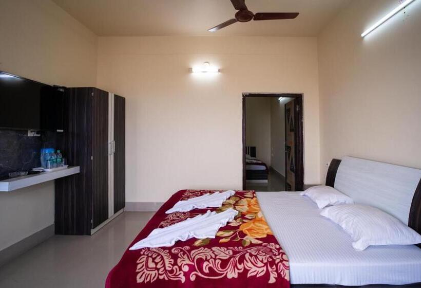 Студио Стандарт Вид на Бассейн, Nilkantha