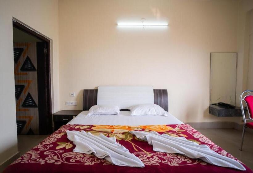 Студио Стандарт Вид на Бассейн, Nilkantha