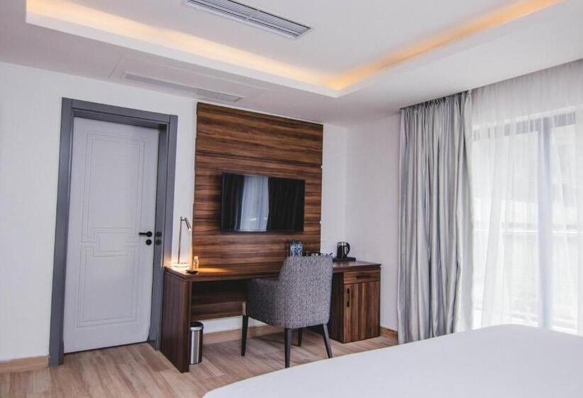 اتاق اکونومی یک تخته, The Safron