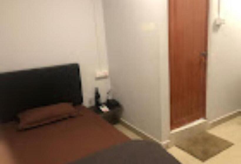 Quarto Economy, The Pi Hotel , Imphal