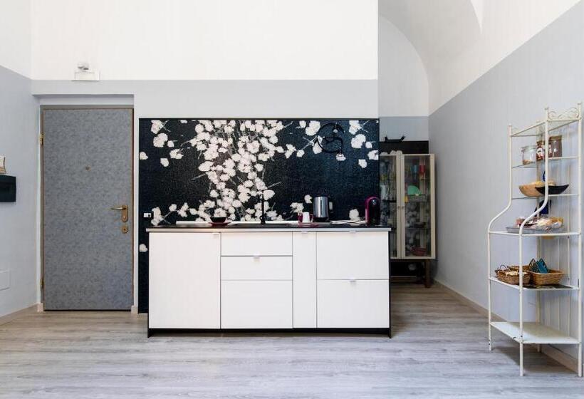 سوییت جونیور با بالکن, Home & More Brigida