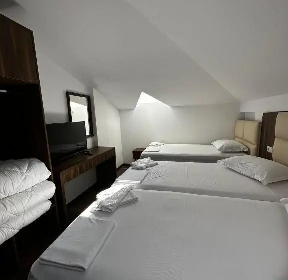 Standard Kolmen Hengen Huone, 4 Stinët