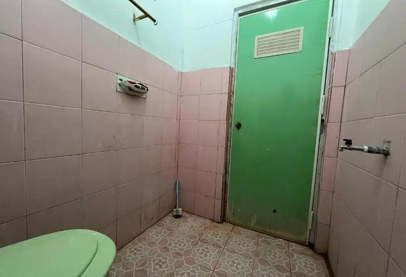 スタンダードルーム, Oyo 93683 Kost Naura