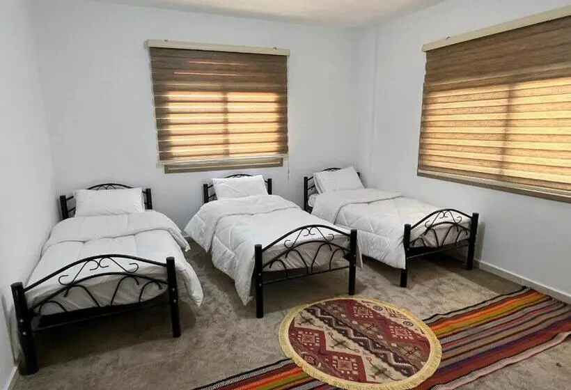 اتاق استاندارد سه نفره, Eman House