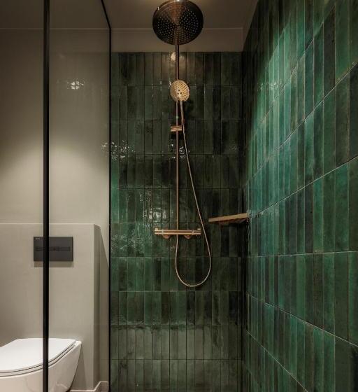 استودیوی لوکس, Spīdalas Nams