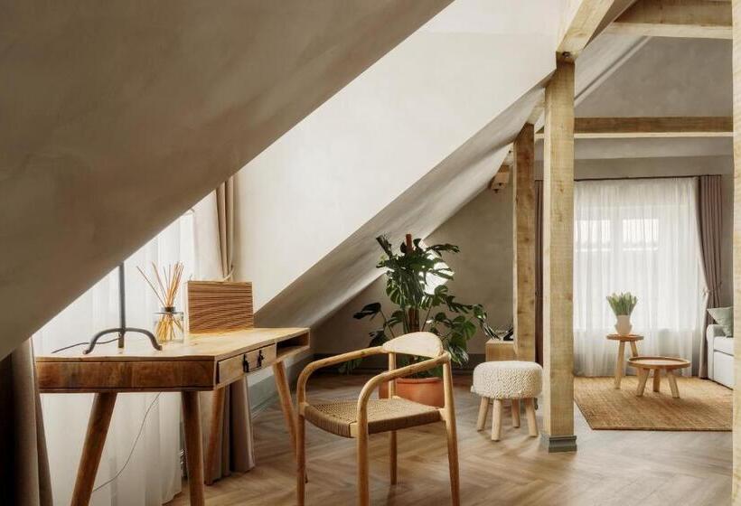 استودیوی لوکس, Spīdalas Nams