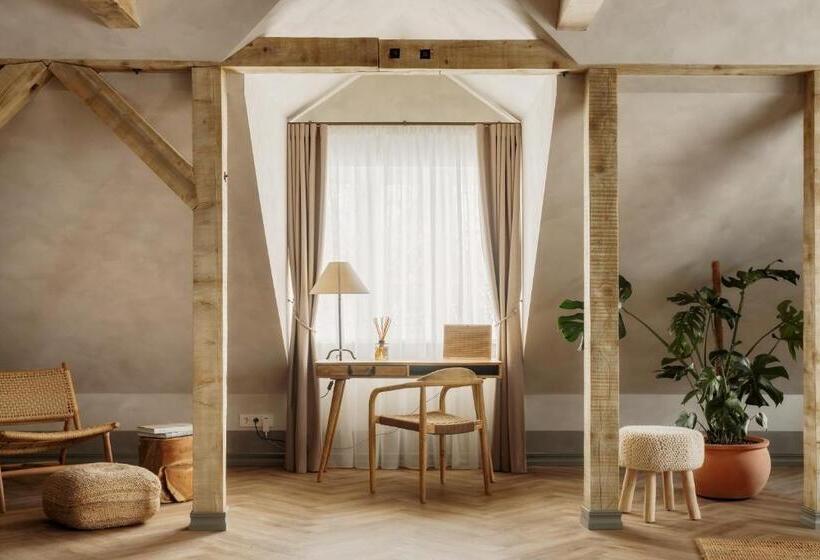 استودیوی لوکس, Spīdalas Nams