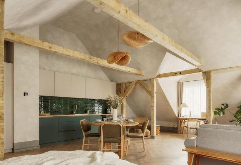 استودیوی لوکس, Spīdalas Nams