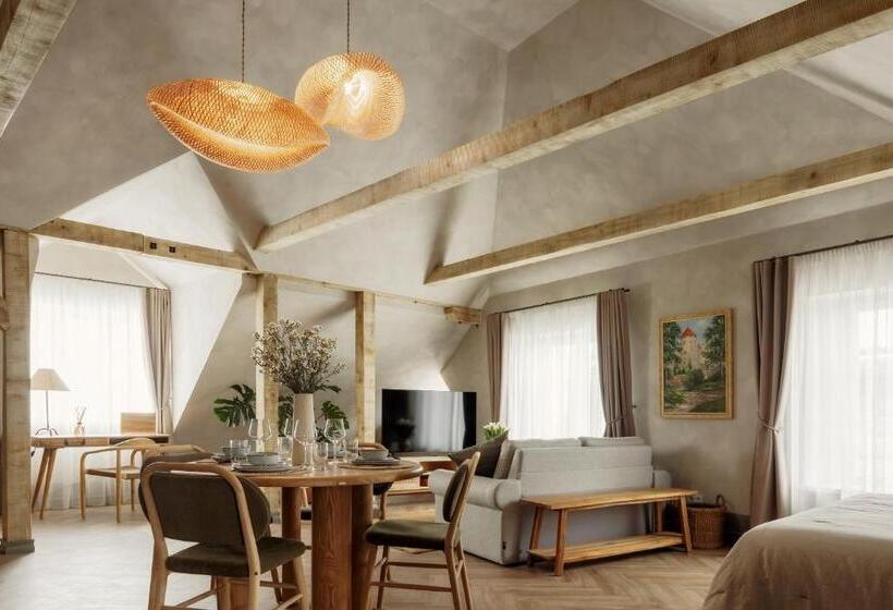 استودیوی لوکس, Spīdalas Nams