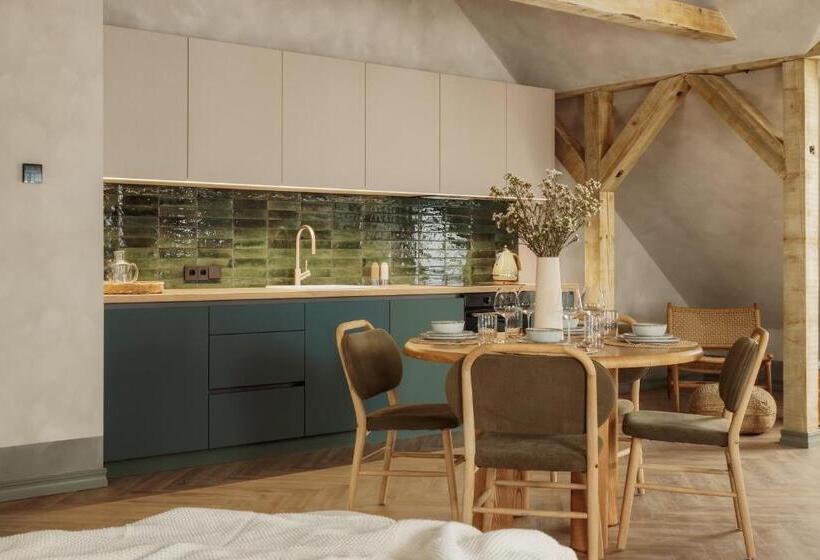 استودیوی لوکس, Spīdalas Nams