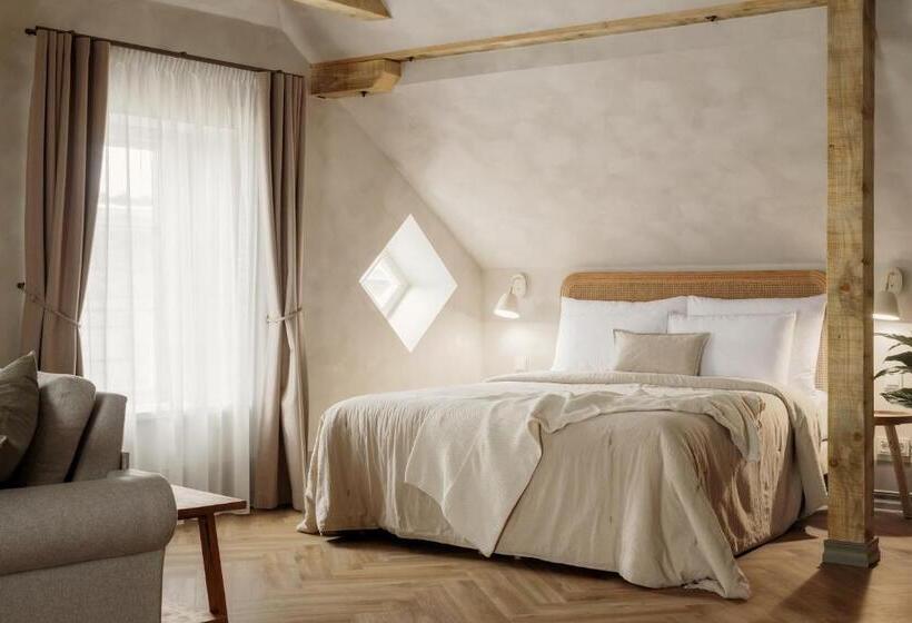 استودیوی لوکس, Spīdalas Nams