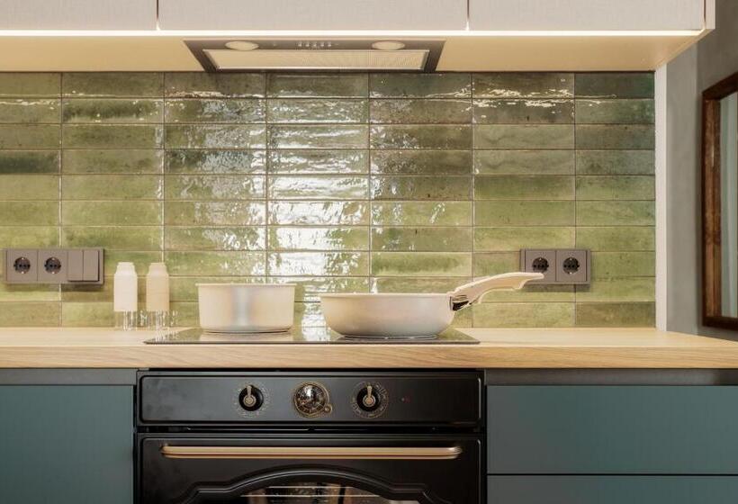 استودیوی لوکس, Spīdalas Nams