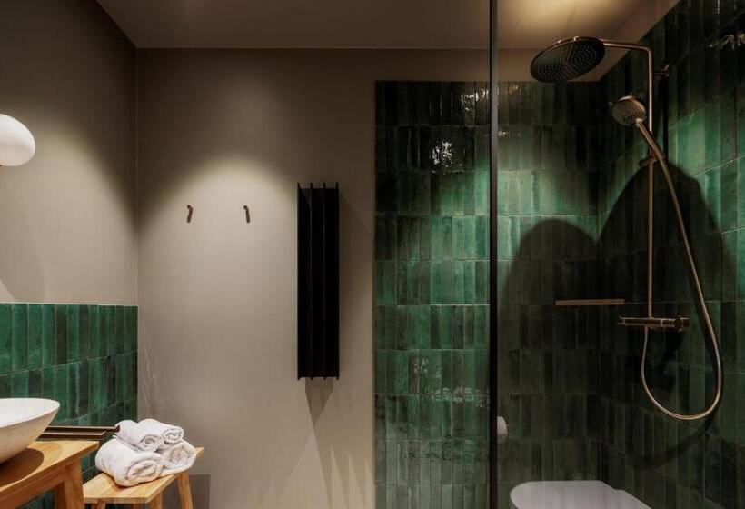 استودیوی لوکس, Spīdalas Nams