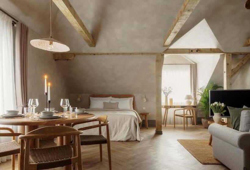 استودیوی لوکس, Spīdalas Nams