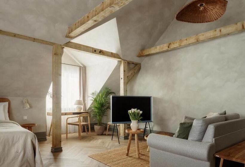 استودیوی لوکس, Spīdalas Nams