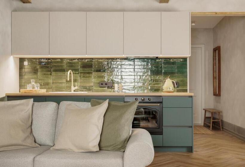 استودیوی لوکس, Spīdalas Nams