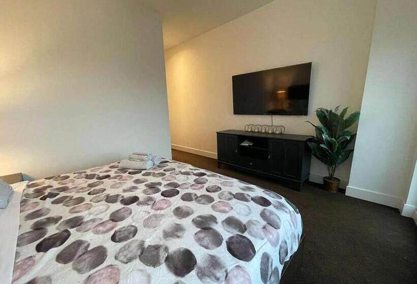 3 Bedroom Suite, Royal Inn