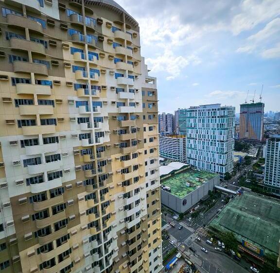 إستديو قياسى مزود بشرفة, Brand New Central Convenience Studio Condo With Balcony In Araneta City Cubao