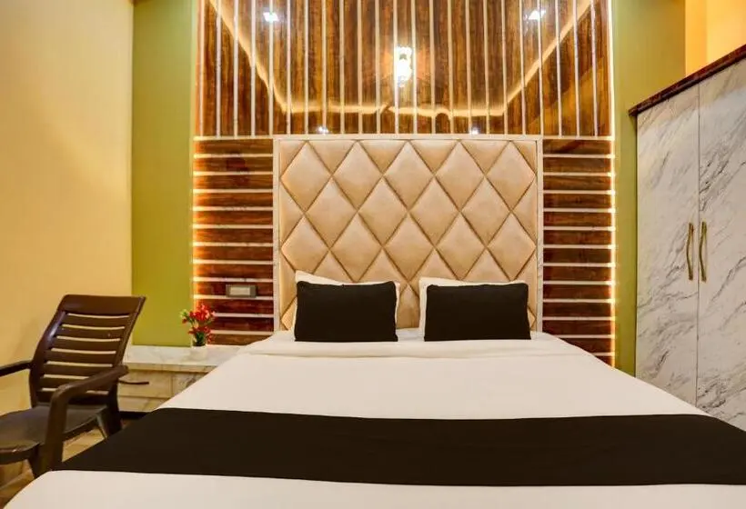Classic Kolmen Hengen Huone, Oyo Hotel Ashok Vihar