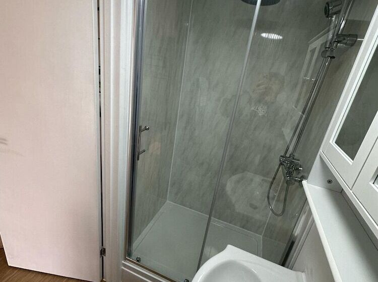 スタンダードルーム, The Highmead