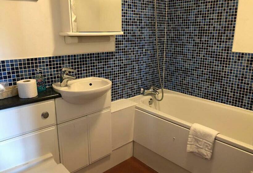 패밀리 룸, The Woolaston Inn