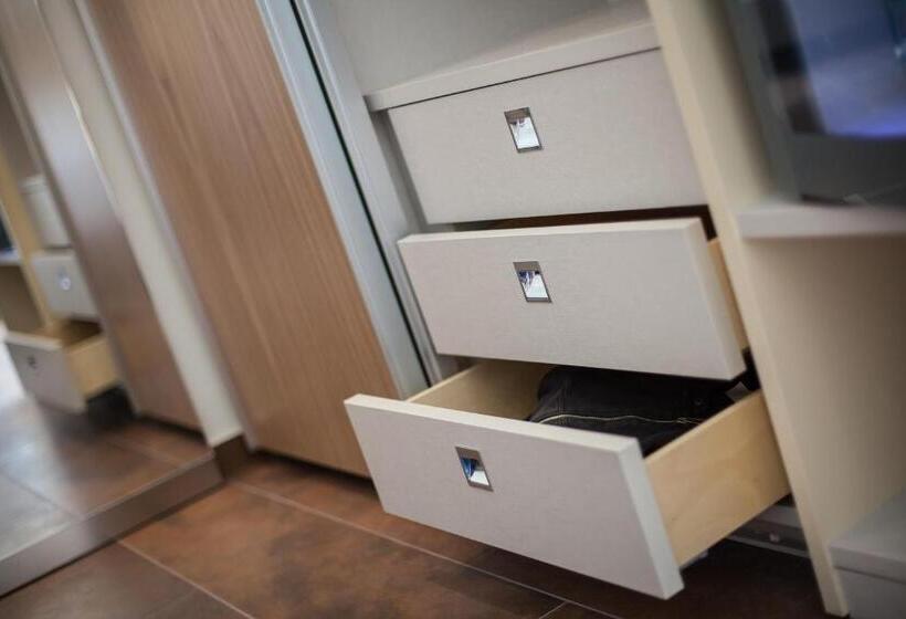 اتاق لوکس, Aria