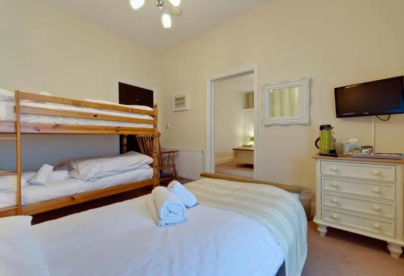 سوییت خانوادگی, Lauriston & Lawton Court
