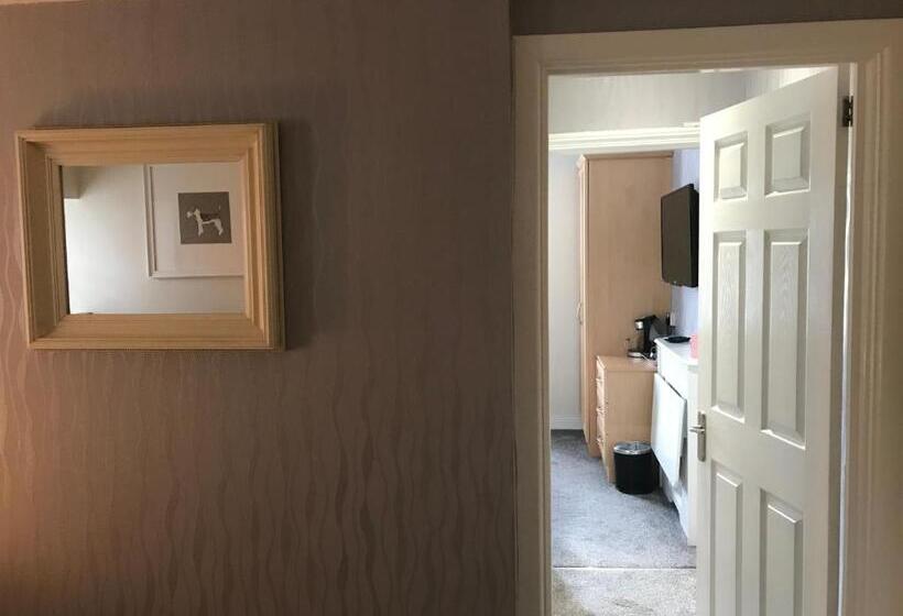 جناح جونيور عائلى, Lauriston & Lawton Court