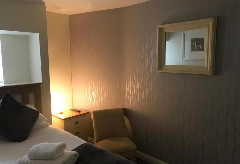 جناح جونيور عائلى, Lauriston & Lawton Court