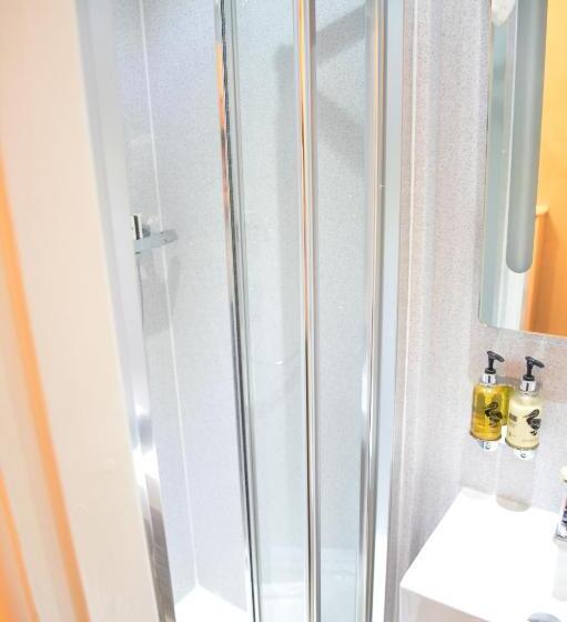 غرفة أساسية, Lauriston & Lawton Court