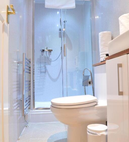 غرفة عائلية, Lauriston & Lawton Court