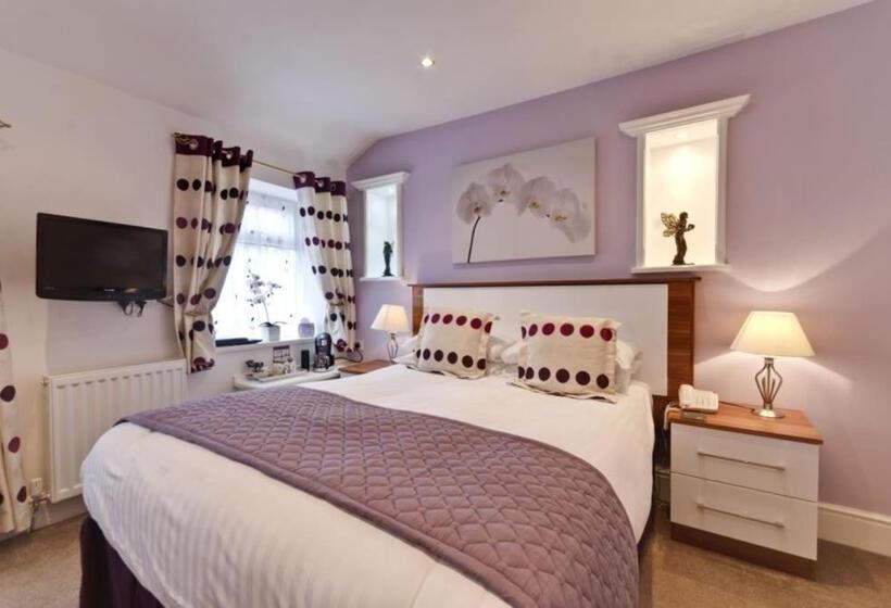 غرفة عائلية, Lauriston & Lawton Court