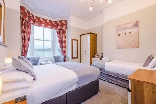 اتاق لوکس با چشم‌انداز دریا, Lauriston & Lawton Court