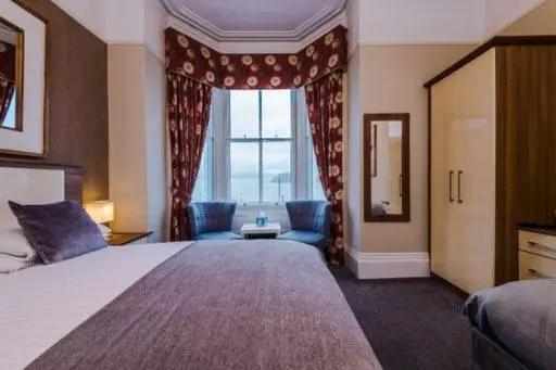 اتاق لوکس با چشم‌انداز دریا, Lauriston & Lawton Court