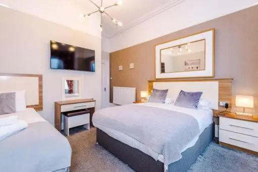 اتاق لوکس با چشم‌انداز دریا, Lauriston & Lawton Court