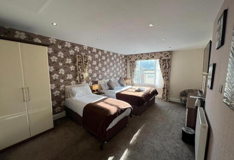 غرفة قياسية ثلاثية, Lauriston & Lawton Court